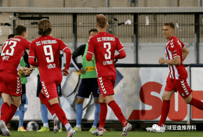  沙尔克04连败颓势难止，功勋教练面临下课危机  